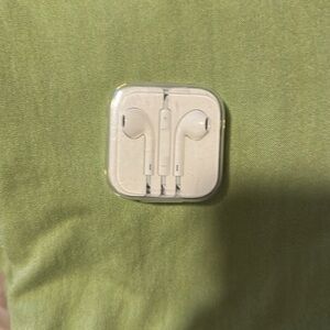 New Genuine Apple Wired Earphones. Lightening Connector and Built in Microphone